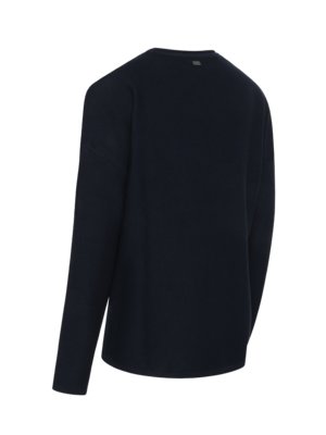 Dunkelblauer Pullover, von hinten fotografiert. Der Ausschnitt ist rund, die Ärmel lang. Am Nacken ist ein kleines Detail zu erkennen, das wahrscheinlich ein Logo ist. Der Pullover ist glatt und scheint aus einem weichen Stoff zu sein.