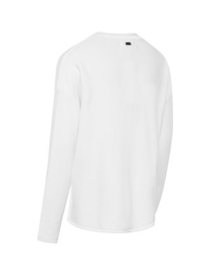 Ein weißes Langarmshirt, von hinten fotografiert, auf weißem Hintergrund. Der Kragen ist rund. Oben am Nacken befindet sich ein kleines, dunkles Detail. Das Shirt hat lange Ärmel und eine leicht abgerundete Saumlinie.
