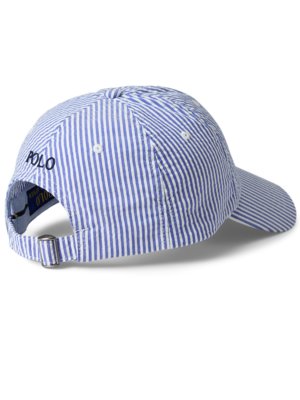 Eine blaue und weiße gestreifte Polo-Baseballkappe, von hinten betrachtet. Auf der linken Seite steht "POLO". Das verstellbare Band hat eine silberne Metallschnalle. Die Kappe hat ein gebogenes Visier.