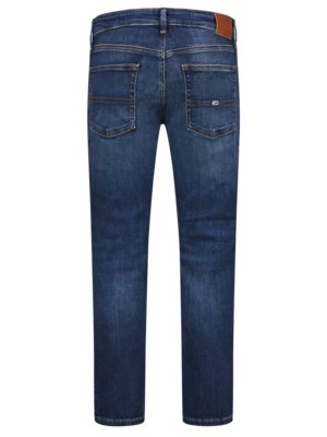 Rückansicht einer dunkelblauen Jeanshose. Die Hose hat zwei Gesäßtaschen und eine kleine Tasche vorne rechts. Ein braunes Lederetikett befindet sich am Bund. Der Stoff hat eine leicht ausgewaschene Optik.