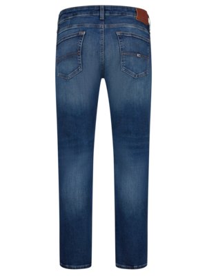Dunkelblaue Jeans von hinten mit zwei Gesäßtaschen, einem Lederetikett am Bund und dem Logo auf einer Tasche. Die Hose hat einen geraden Schnitt und ist aus Denim.