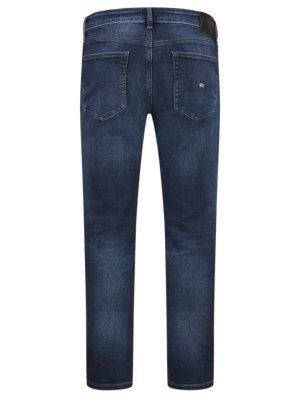Dunkelblaue Jeans, von hinten fotografiert, mit zwei Gesäßtaschen und einer kleinen Tasche auf der rechten Seite. Der Schnitt ist gerade, die Hose hat einen klassischen Jeans-Look. Der Hosenbund ist aus Leder.