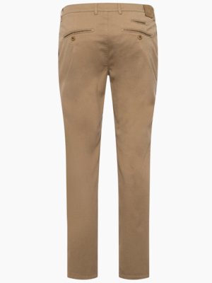 Ansicht von hinten einer beigefarbenen Herrenhose. Die Hose hat eine Knopfleiste, zwei Gesäßtaschen und ist aus einem glatten Stoff gefertigt. Auf der rechten Seite oben befindet sich ein kleines Etikett.