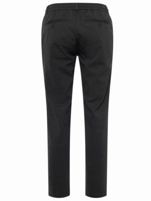 Ansicht der Rückseite einer schwarzen Stoffhose. Die Hose hat zwei Gesäßtaschen, einen Knopf und einen elastischen Bund. Die Beine sind gerade geschnitten. Die Hose ist auf weißem Hintergrund fotografiert.