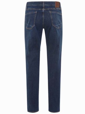 Dunkelblaue Jeans von hinten fotografiert. Die Hose hat Gesäßtaschen, Gürtelschlaufen und einen Lederpatch. Der Stoff ist leicht ausgewaschen. Die Beine sind gerade geschnitten und laufen nach unten schmal zu.