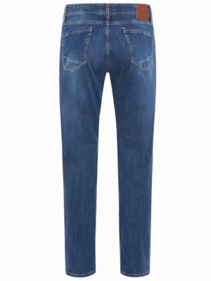 Blaue Jeans, von hinten fotografiert. Auf der Rückseite befinden sich zwei Gesäßtaschen, sowie eine kleine, rechteckige Lederapplikation. Die Jeans hat eine leichte Used-Optik. Die Beine sind gerade geschnitten.