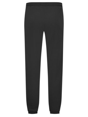 Dunkelgraue Jogginghose, von hinten fotografiert. Die Hose hat einen elastischen Bund und Bündchen am Beinabschluss. Der Stoff ist glatt und ohne erkennbare Muster oder Verzierungen.