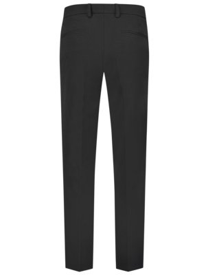 Hinteransicht einer schwarzen Herrenhose. Die Hose hat zwei Gesäßtaschen und Gürtelschlaufen. Die Beine verlaufen gerade nach unten. Der Hintergrund ist weiß.
