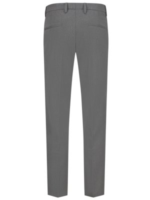 Die Rückseite einer grauen Herrenhose, die auf einem weißen Hintergrund präsentiert wird. Die Hose hat zwei Gesäßtaschen, Gürtelschlaufen und einen geraden Schnitt. Die Hose ist aus Stoff gefertigt und hat feine vertikale Linien.