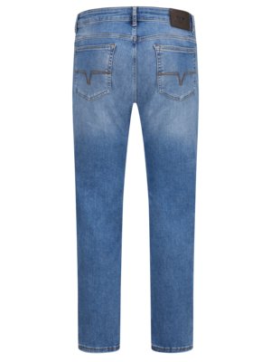 Hellblaue Jeans in der Rückansicht auf weißem Hintergrund. Die Jeans hat Gesäßtaschen mit Ziernähten, die Nähte der Hosentaschen sind ebenfalls sichtbar. Der Bund hat ein braunes Label mit Schriftzug.