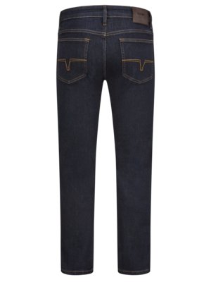 Dunkelblaue Jeans von hinten gesehen. Die Jeans hat zwei Gesäßtaschen mit hellgelben Nähten und ein braunes Lederetikett am Bund. Auf den Taschen ist ein V-förmiges Detail erkennbar.