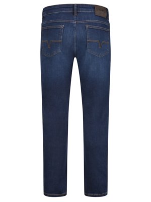 Dunkelblaue Jeans im Rückenansicht vor weißem Hintergrund. Die Jeans hat hinten zwei Gesäßtaschen mit Ziernähten, eine kleine Tasche rechts und einen Lederaufnäher am Bund. Das Design ist schlicht und klassisch.