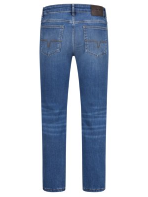 Blaue Jeans, von hinten aufgenommen, auf weißem Hintergrund. Zwei Gesäßtaschen und zwei kleine Taschen vorne. An den Taschen und hinten an der Hose sind dezente Ziernähte. Die Hose hat ein braunes Lederetikett hinten am Bund.