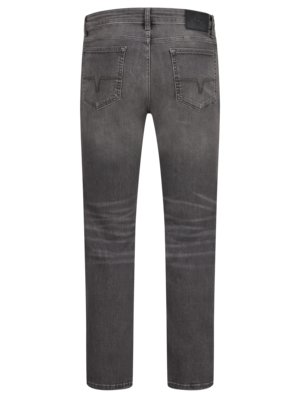 Graue Jeanshose von hinten betrachtet, mit zwei Gesäßtaschen, auf denen ein stilisiertes "V" eingearbeitet ist. Am oberen Rand ein Lederetikett. Die Hose ist glatt und hat eine leichte Used-Optik.