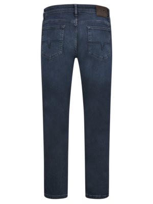 Rückansicht einer dunkelblauen Jeanshose. Die Hose hat zwei Gesäßtaschen mit einem V-förmigen Design und ein Lederetikett am Bund. Die Beine verlaufen gerade nach unten.