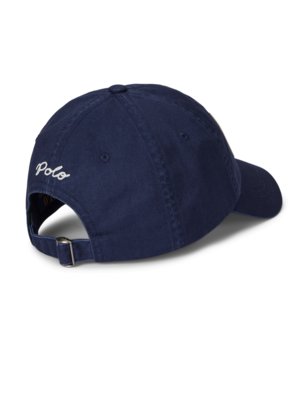 Eine dunkelblaue Baseballkappe von hinten gesehen. Auf der linken Seite ist in weißer Schrift das Wort "Polo" zu sehen. Auf der Rückseite befindet sich ein verstellbarer Riemen aus Metall.