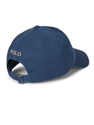 Ein dunkelblaues Basecap mit gebogener Krempe und silberfarbener Schnalle. Auf der Rückseite ist in goldfarbener Schrift "POLO" geschrieben. Die Perspektive zeigt die Rückseite und die rechte Seite der Kappe.