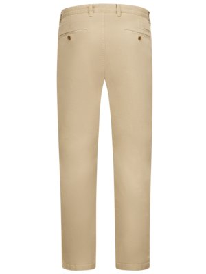 Ansicht von hinten einer beigefarbenen Hose. Die Hose hat zwei Gesäßtaschen mit Knöpfen, Gürtelschlaufen am Bund und einen Reißverschluss mit Knopf. Die Hose ist aus Stoff.