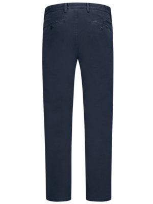 Dunkelblaue Hose in Ansicht von hinten. Die Hose hat zwei Gesäßtaschen und eine Knopfleiste. Der Stoff ist leicht ausgewaschen. Der Schnitt ist gerade.