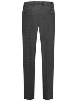 Eine graue Herrenhose aus Stoff, von hinten fotografiert. Die Hose hat mehrere Knöpfe, Taschen und Gürtelschlaufen. Sie ist aus einem feinen Stoff gefertigt und hat gerade Hosenbeine. Der Hintergrund ist weiß.