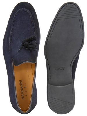 Zwei blaue Loafers von oben fotografiert. Der linke Schuh hat Quasten und das Innenfutter ist gelbbraun. Der rechte Schuh zeigt die schwarze Sohle mit dem Schriftzug "MAGNANNI". Beide Schuhe sind auf weißem Hintergrund.