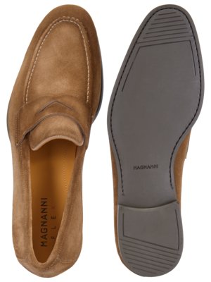 Zwei braune Loafers, einer von oben und einer von unten. Der obere Schuh zeigt das Innere und die Oberseite, der andere die Sohle mit der Aufschrift "MAGNANNI". Der obere Schuh hat weiße Nähte.