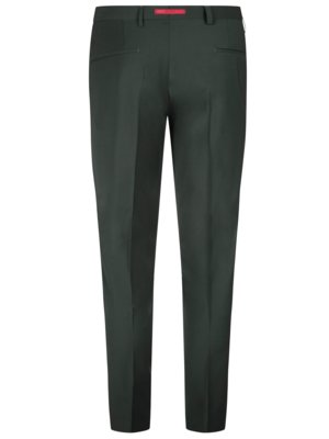 Dunkelgrüne Stoffhose von hinten. Die Hose hat zwei Gesäßtaschen und Bundfalten vorne. Ein rotes Band ist am Hosenbund sichtbar. Die Beine sind gerade geschnitten.