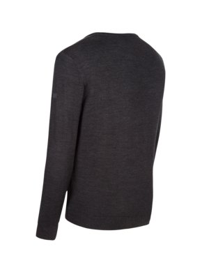 Ein dunkelgrauer Pullover mit Rundhalsausschnitt, aus einem glatten Stoff. Der Pullover hat lange Ärmel, die auf der linken Schulter in der Nähe des Ärmels eine kleine Applikation aufweisen. Das Kleidungsstück wird aus der Rückansicht gezeigt.