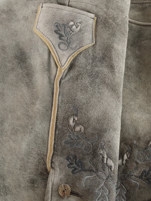 Trachtenlederhose mit traditioneller Stickerei