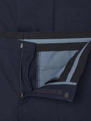 Einreihiger Anzug aus einem Materialmix mit Weste