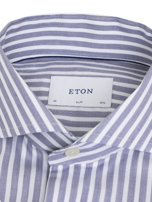 Gestreiftes Twill-Hemd mit Haifischkragen, Slim