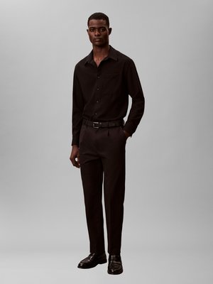 Chino mit Stretchanteil und Bundfalte, Tapered Fit