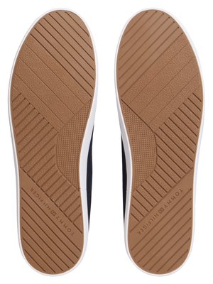 Sneaker aus einem Textil-Canvas mit Label-Schriftzug