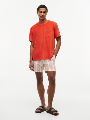 Baumwoll-T-Shirt in Frottee-Qualität mit Brusttasche, Relaxed Fit