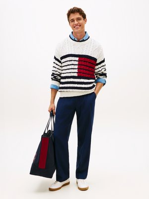Grobstrick Pullover mit Streifen- und Flag-Muster