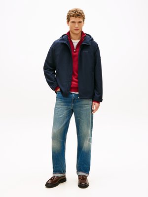 Leichte Kapuzenjacke aus recyceltem Material mit Label-Schriftzug