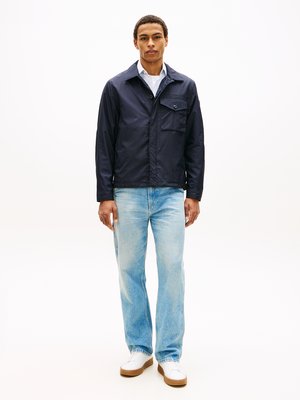 Superleichtes Overshirt aus recyceltem Material mit Logo-Aufnäher