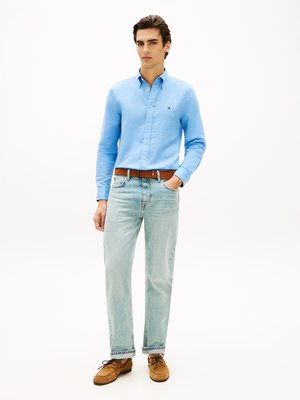 Unifarbenes Hemd mit Leinen mit kleiner Flag-Stickerei, Regular Fit