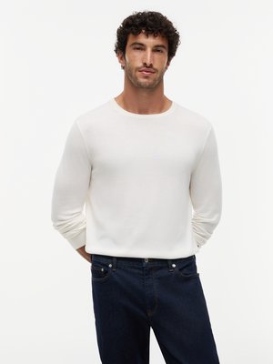 Leichter Strick-Pullover mit Lyocell und Logo-Stickerei