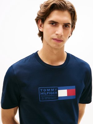 T-Shirt aus Baumwolle mit Label-Frontprint, Regular Fit