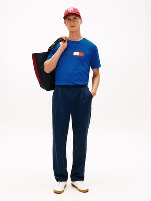 T-Shirt aus Baumwolle mit Label-Frontprint, Regular Fit