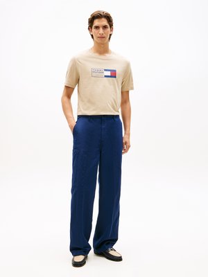 T-Shirt aus Baumwolle mit Label-Frontprint, Regular Fit