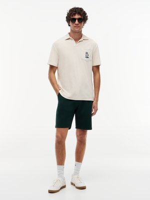 Frottee-Poloshirt mit Brusttasche und Stickerei, Classic Fit