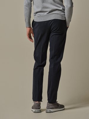 Chino mit Bundfalte, Stretch und Perlmuttknöpfen, Relaxed Fit