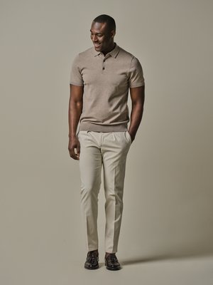 Chino mit Bundfalte, Stretch und Perlmuttknöpfen, Relaxed Fit