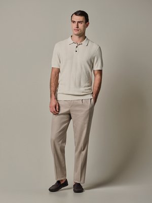 Strick-Poloshirt mit Fischgrätmuster und Leinenanteil