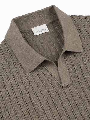 Poloshirt aus einem gestreiften Baumwollstrick mit Leinen