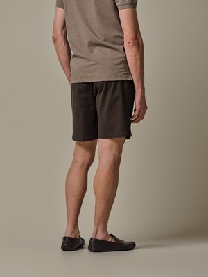 Leichte Bermudashorts mit Stretch und Bundfalte