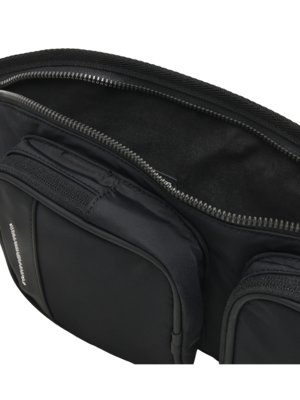 Sling Bag zum Umhängen mit Metall-Logo