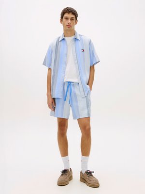 Leichte Seersucker-Baumwollshorts mit Streifenmuster